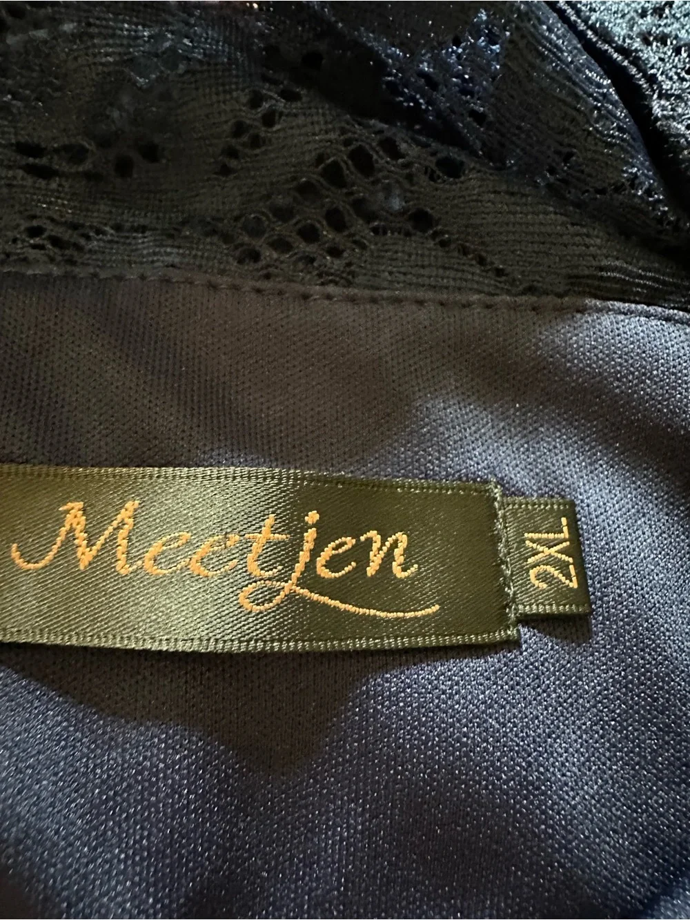 Meetjen Plus-Size Navy Lace & Chiffon V-Neck Dress - Picture 4 of 5